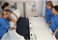 PTW MS7800 Patiententransferwaage, Liegendwaage Inkl. Akku, Skalierung 500g, Maße 180x70x3cm, Bis 250kg -Coloplast Verkaufsgeschäft PTW Anwendung 01