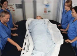 PTW MS7800 Patiententransferwaage, Liegendwaage Inkl. Akku, Skalierung 500g, Maße 180x70x3cm, Bis 250kg -Coloplast Verkaufsgeschäft PTW Anwendung 02