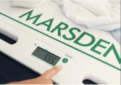 PTW MS7800 Patiententransferwaage, Liegendwaage Inkl. Akku, Skalierung 500g, Maße 180x70x3cm, Bis 250kg -Coloplast Verkaufsgeschäft PTW Anwendung 03