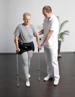 PHYSIOprotect-Hüftschutzgürtel Für Den Effektiven Schutz Vor Sturzverletzungen -Coloplast Verkaufsgeschäft Physioprotect Anwendung 2