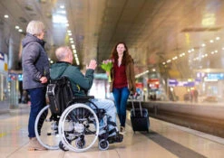 Sunrise Medical R20 Faltbare Schiebehilfe Mit Leichtgewichtrollstuhl Breezy Basix2, Fertig Vormontiert -Coloplast Verkaufsgeschäft R20 Bahnhof