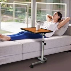 Beistelltisch Classic Stabil, Bett-Tisch Mit Rollen, Höhenverstellbar, Tischplatte Braun, HMV, Neigungsverstellbar, Stabiler Stand, Bis 18kg Belastbar -Coloplast Verkaufsgeschäft RFM Betttisch 02