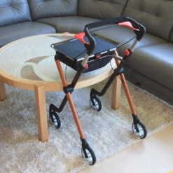Rehasense Pixel Indoor Rollator, Nur 5,2kg, Schmale, Spezielle Funktionale Bauweise, PU-Softbereifung, Toffee-braun, Bis 110kg Belastbar -Coloplast Verkaufsgeschäft RHS Pixel Vorteil 02