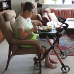 Rehasense Pixel Indoor Rollator, Nur 5,2kg, Schmale, Spezielle Funktionale Bauweise, PU-Softbereifung, Toffee-braun, Bis 110kg Belastbar -Coloplast Verkaufsgeschäft RHS Pixel Vorteil 04