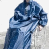 MPB Standard-Regencape Für Rollstuhlfahrer, Blau, Kapuze Mit Fenster 2 MPB Standard-Regencape Für Rollstuhlfahrer, Blau, Kapuze Mit Fenster -Coloplast Verkaufsgeschäft Rainstar STB