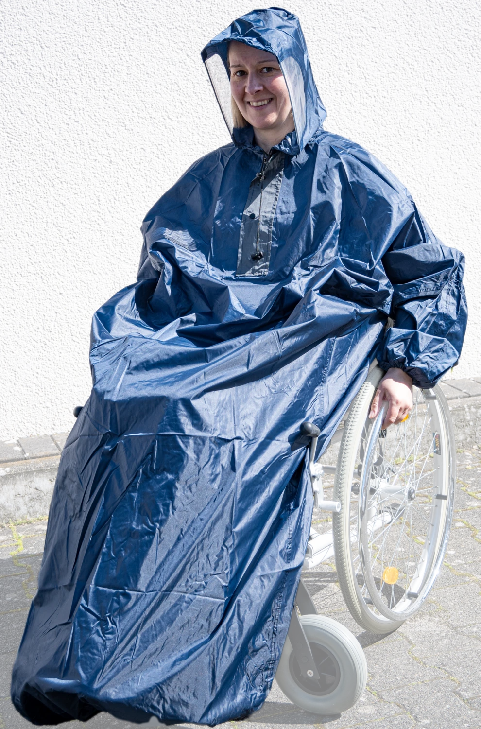MPB Standard-Regencape Für Rollstuhlfahrer, Blau, Kapuze Mit Fenster 3 MPB Standard-Regencape Für Rollstuhlfahrer, Blau, Kapuze Mit Fenster