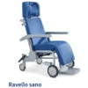 Ravello Sano-2 Pflegestuhl, 2 Lenkrollen Hinten, 2 Große Vorderrollen Fest, Fußstütze Einschiebbar, Kunstlederbezug, Ergo-Sitz, Kopfstütze, Armlehnen Verstellbar, Belastbar Bis 200kg (statisch), Bis 135 Kg (dynamisch) -Coloplast Verkaufsgeschäft Ravello Sano 01