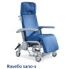 Ravello Sano-S Pflegestuhl Komfortset, 4 Lenkrollen, Fußstütze Komplett Einschiebbar, Kunstlederbezug, Ergo-Sitz, Kopfstütze, Armlehnen Verstellbar, Belastbar Bis 200kg (statisch), Bis 135 Kg (dynamisch) -Coloplast Verkaufsgeschäft Ravello Sano S 01