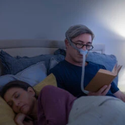 ResMed Airfit N30 Nasenmaske, Maskenset Mit QuietAir Ausatemventil, Inkl. Maskenwulst S + M, Inkl. Kopfband -Coloplast Verkaufsgeschäft ResMed AirFit N30 Nasenmaske bett 5