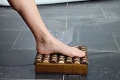 Rolling, Entspannende Reflexzonenmassage Für Ihre Füße, Der Holz Fußmassageroller Mit 7 Achsen Mit Jeweils 15 Rollen