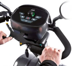 Sterling S425 12 Km/h Elektromobil (E-Scooter), Schwarz-metallic, SunriseMedical E-Mobil, Der Kompakte Outdoor Scooter Bis 150kg 13 Sterling S425 12 Km/h Elektromobil (E-Scooter), Schwarz-metallic, SunriseMedical E-Mobil, Der Kompakte Outdoor Scooter Bis 150kg -Coloplast Verkaufsgeschäft S700 Steuerung 1