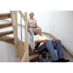 Sano Liftkar PT-S-160 Elektrischer Treppensteiger Bis 160kg, Inkl. Komfortsitz, Kompakte Bauweise, Die Neue Modellserie Für Mehr Sicherheit, Inkl. Kopfstütze & Beckengurt (Einweisung Erforderlich - Verkauf Nur In DE) 29 Sano Liftkar PT-S-160 Elektrischer Treppensteiger Bis 160kg, Inkl. Komfortsitz, Kompakte Bauweise, Die Neue Modellserie Für Mehr Sicherheit, Inkl. Kopfstütze & Beckengurt (Einweisung Erforderlich - Verkauf Nur In DE) -Coloplast Verkaufsgeschäft SANO Liftkar PT130 neu2 1