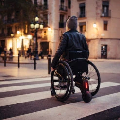 SMOOV One O10 HMV, Leichter Elektroantrieb Für Ihren Starr- Oder Faltrahmen-Rollstuhl, Bitte Um Angabe Ihres Rollstuhlmodells, Alber SMOOV Jetzt Anfragen Für Ihren Rollstuhl -Coloplast Verkaufsgeschäft SMOOVone 03 1