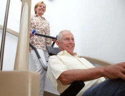 Sano Liftkar PT-S-160 Elektrischer Treppensteiger Bis 160kg, Inkl. Komfortsitz, Kompakte Bauweise, Die Neue Modellserie Für Mehr Sicherheit, Inkl. Kopfstütze & Beckengurt (Einweisung Erforderlich - Verkauf Nur In DE) 21 Sano Liftkar PT-S-160 Elektrischer Treppensteiger Bis 160kg, Inkl. Komfortsitz, Kompakte Bauweise, Die Neue Modellserie Für Mehr Sicherheit, Inkl. Kopfstütze & Beckengurt (Einweisung Erforderlich - Verkauf Nur In DE) -Coloplast Verkaufsgeschäft Sano LiftkarPT Anwendung3 1