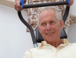 Sano Liftkar PT-S-160 Elektrischer Treppensteiger Bis 160kg, Inkl. Komfortsitz, Kompakte Bauweise, Die Neue Modellserie Für Mehr Sicherheit, Inkl. Kopfstütze & Beckengurt (Einweisung Erforderlich - Verkauf Nur In DE) 22 Sano Liftkar PT-S-160 Elektrischer Treppensteiger Bis 160kg, Inkl. Komfortsitz, Kompakte Bauweise, Die Neue Modellserie Für Mehr Sicherheit, Inkl. Kopfstütze & Beckengurt (Einweisung Erforderlich - Verkauf Nur In DE) -Coloplast Verkaufsgeschäft Sano LiftkarPT Anwendung4