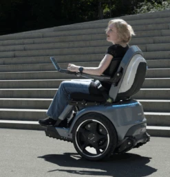 Scewo BRO- Der Innovative Elektrorollstuhl Inkl. Treppensteiger-Raupenmodus, Inkl. Lift-Höhenverstellung, Ionen-Akku, App-Steuerung, 40-120kg, HMV, Probefahrt Kostenlos Anfordern! -Coloplast Verkaufsgeschäft Scewo Fahr Modus 1