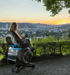 Scewo BRO HMV Elektrorollstuhl Inkl. Treppensteiger-Raupenmodus, Inkl. Lift-Höhenverstellung, Ionen-Akku, App-Steuerung, 40-120kg, Probefahrt Kostenlos Anfordern ! -Coloplast Verkaufsgeschäft Scewo Park Lift Modus