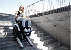 Scewo BRO- Der Innovative Elektrorollstuhl Inkl. Treppensteiger-Raupenmodus, Inkl. Lift-Höhenverstellung, Ionen-Akku, App-Steuerung, 40-120kg, HMV, Probefahrt Kostenlos Anfordern!