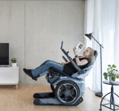 Scewo BRO- Der Innovative Elektrorollstuhl Inkl. Treppensteiger-Raupenmodus, Inkl. Lift-Höhenverstellung, Ionen-Akku, App-Steuerung, 40-120kg, HMV, Probefahrt Kostenlos Anfordern! -Coloplast Verkaufsgeschäft Scewo zuHause Modus 1