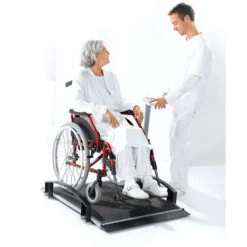 Rollstuhlwaage Seca 665, Incl. Eichkosten Zusammenklappbar, Hohe Tragkraft, Transportrollen -Coloplast Verkaufsgeschäft Seca 665 mit Rollstuhl 2