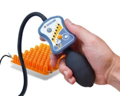 Systam P302C Polyair 100 Sitzkissen, HMV, High Profile Mit 10cm Luftzellen-Kissen, 2-Kammersystem, Inkl. Manometer-Handpumpe + Bezug Jersey Mikroklimabezug 12 Systam P302C Polyair 100 Sitzkissen, HMV, High Profile Mit 10cm Luftzellen-Kissen, 2-Kammersystem, Inkl. Manometer-Handpumpe + Bezug Jersey Mikroklimabezug -Coloplast Verkaufsgeschäft Systam Polyair Kissen Pumpe