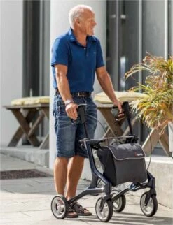 TOPRO Pegasus M Stahlblau Carbon-Rollator, Nur 6.1kg, Benutzergröße 150–200cm, Bis 130kg, Inkl. 7 Jahre Garantie -Coloplast Verkaufsgeschäft TPO Pegasus blau 02