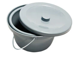 Drive Transport-Toilettenrollstuhl, HMV, Bis 130 Kg Belastbar, Toilettenstuhl Komplettset, Sitzbrille + Sitzpolster, Eimer + Deckel, Beinstützen Abschwenkbar -Coloplast Verkaufsgeschäft TRS 130 Eimer 2