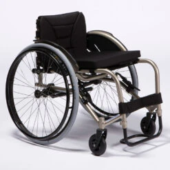 Vermeiren Sagitta Sportiv Aktiv Rollstuhl, Leichtgewicht Alu Ab 9,5 Kg, Starrrahmen Mit Festem Beinstützenvorbau, Sitz- & Rückengurt Anpassbar, Sportbremsen, Bis 100kg (Anfrageprodukt Sonderbau) 9 Vermeiren Sagitta Sportiv Aktiv Rollstuhl, Leichtgewicht Alu Ab 9,5 Kg, Starrrahmen Mit Festem Beinstützenvorbau, Sitz- & Rückengurt Anpassbar, Sportbremsen, Bis 100kg (Anfrageprodukt Sonderbau) -Coloplast Verkaufsgeschäft VER Sagitta 02