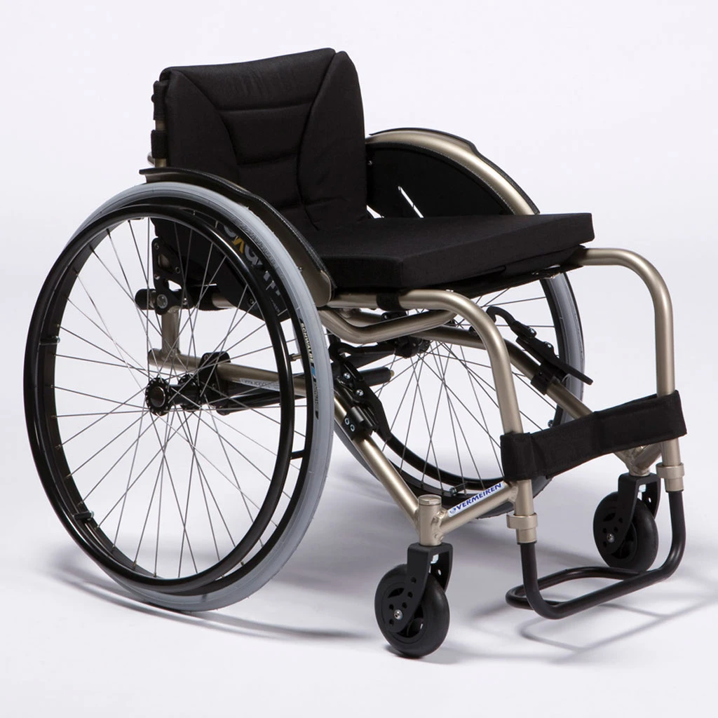 Vermeiren Sagitta Sportiv Aktiv Rollstuhl, Leichtgewicht Alu Ab 9,5 Kg, Starrrahmen Mit Festem Beinstützenvorbau, Sitz- & Rückengurt Anpassbar, Sportbremsen, Bis 100kg (Anfrageprodukt Sonderbau) 5 Vermeiren Sagitta Sportiv Aktiv Rollstuhl, Leichtgewicht Alu Ab 9,5 Kg, Starrrahmen Mit Festem Beinstützenvorbau, Sitz- & Rückengurt Anpassbar, Sportbremsen, Bis 100kg (Anfrageprodukt Sonderbau) – Bild 3