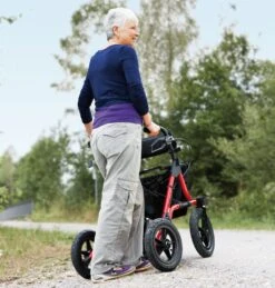 Dietz Taima XC Air Rollator Rot, Luftbereifung, Neues Modell, Leichtgewicht Nur 9,1 Kg, Bis 150kg Belastbar, Mit Gehstockhalter, Einkaufsnetz, Ankipphilfe, Reflektoren & Lenkungsdämpfer -Coloplast Verkaufsgeschäft Wanderrollator 3