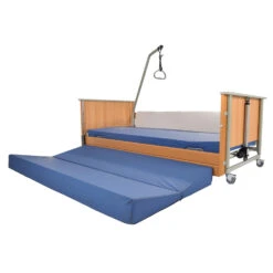 AKS D4 Low Entry Pflegebett, Das Niedrigeinstiegsbett Zur Sturzprophylaxe, Mit Holzliegefläche, Bis 150 Kg, Seniorenbett Zum Wohlfühlen -Coloplast Verkaufsgeschäft aks D4 low entry purzel