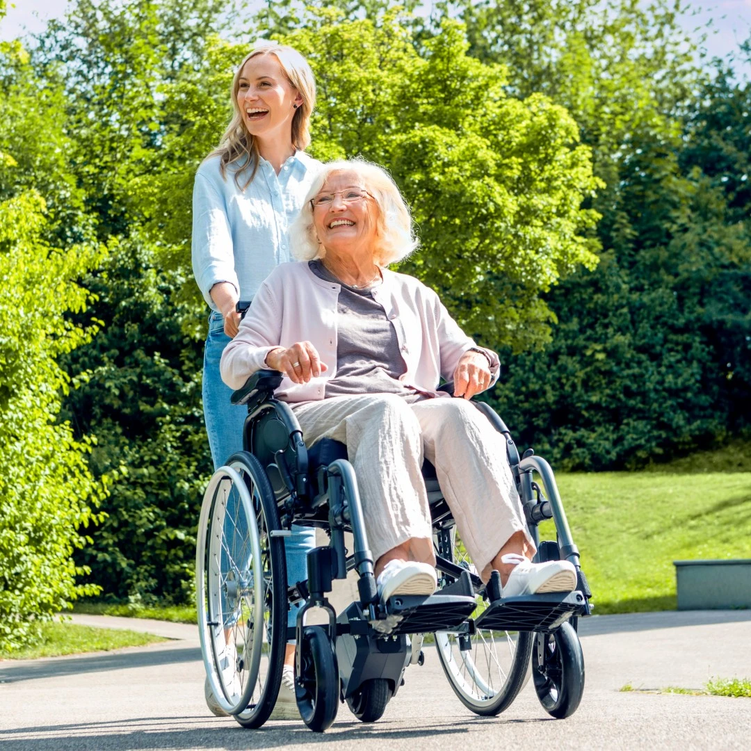 Komplettpaket = Alber ViaGO V24 Schiebehilfe Inkl. Action3 Alu-Faltrollstuhl, Sitzbreite 45.5cm (M/L) Leicht, Kraftvoll Und Leicht Bedienbar, Mit Trommelbremse, Kippschutz, Beckengurt Uvm. Bis 125kg 4 Komplettpaket = Alber ViaGO V24 Schiebehilfe Inkl. Action3 Alu-Faltrollstuhl, Sitzbreite 45.5cm (M/L) Leicht, Kraftvoll Und Leicht Bedienbar, Mit Trommelbremse, Kippschutz, Beckengurt Uvm. Bis 125kg – Bild 2