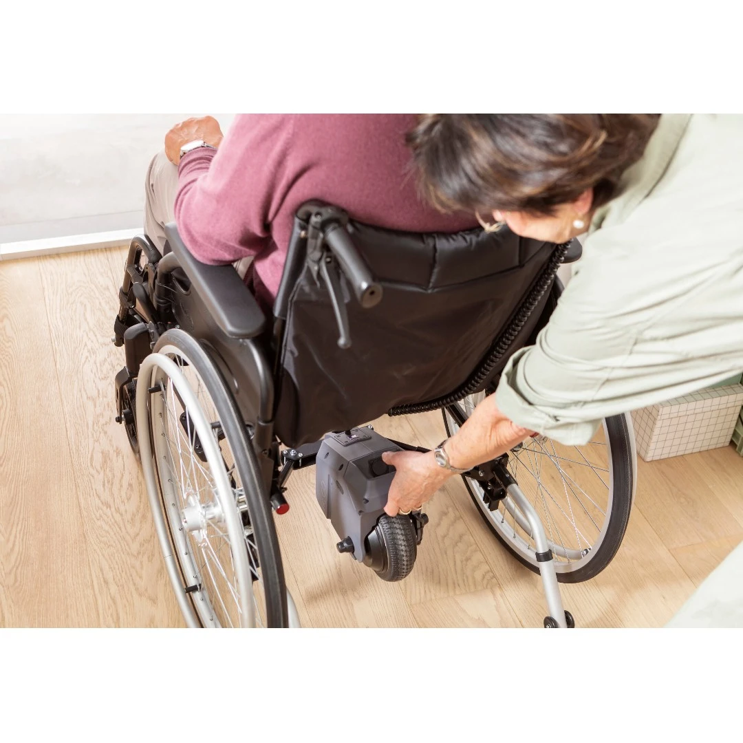 Komplettpaket = Alber ViaGO V24 Schiebehilfe Inkl. Action3 Alu-Faltrollstuhl, Sitzbreite 45.5cm (M/L) Leicht, Kraftvoll Und Leicht Bedienbar, Mit Trommelbremse, Kippschutz, Beckengurt Uvm. Bis 125kg 6 Komplettpaket = Alber ViaGO V24 Schiebehilfe Inkl. Action3 Alu-Faltrollstuhl, Sitzbreite 45.5cm (M/L) Leicht, Kraftvoll Und Leicht Bedienbar, Mit Trommelbremse, Kippschutz, Beckengurt Uvm. Bis 125kg – Bild 4