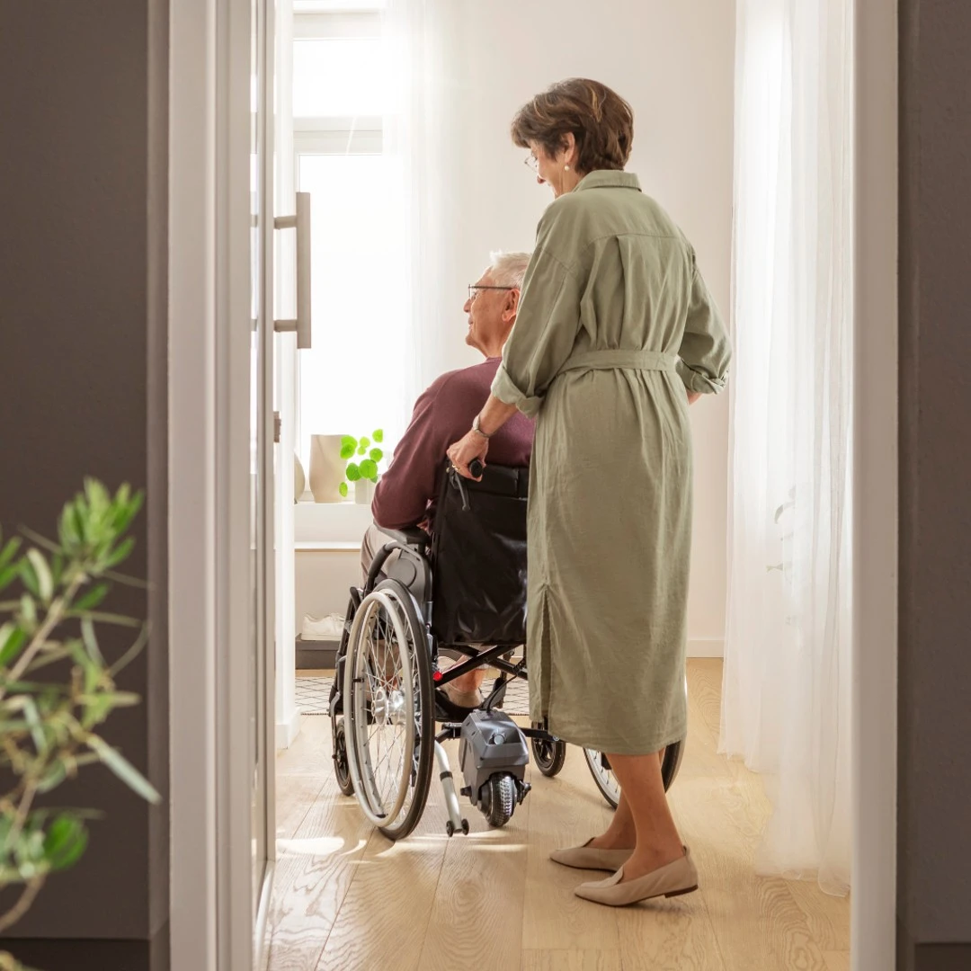 Komplettpaket = Alber ViaGO V24 Schiebehilfe Inkl. Action3 Alu-Faltrollstuhl, Sitzbreite 45.5cm (M/L) Leicht, Kraftvoll Und Leicht Bedienbar, Mit Trommelbremse, Kippschutz, Beckengurt Uvm. Bis 125kg 8 Komplettpaket = Alber ViaGO V24 Schiebehilfe Inkl. Action3 Alu-Faltrollstuhl, Sitzbreite 45.5cm (M/L) Leicht, Kraftvoll Und Leicht Bedienbar, Mit Trommelbremse, Kippschutz, Beckengurt Uvm. Bis 125kg – Bild 6