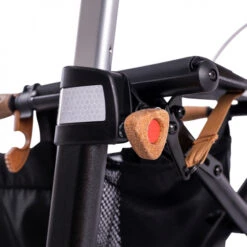 Saljol Alu Rollator Niedrig, Magic Black, Kork Design, Aluminium Ultra Leichtgewicht Rollator, All-Terrain (Indoor + Outdoor), Nur 6.4kg, Bis 150kg, Bis 160cm Körpergröße 11 Saljol Alu Rollator Niedrig, Magic Black, Kork Design, Aluminium Ultra Leichtgewicht Rollator, All-Terrain (Indoor + Outdoor), Nur 6.4kg, Bis 150kg, Bis 160cm Körpergröße -Coloplast Verkaufsgeschäft aluminium rollator allround black 02 1