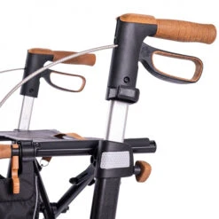 Saljol Alu Rollator, Magic Black, Kork Design, Aluminium Ultra Leichtgewicht Rollator, All-Terrain (Indoor + Outdoor), Nur 6.4kg, Bis 150kg -Coloplast Verkaufsgeschäft aluminium rollator allround black 03