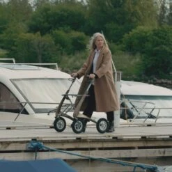 ByACRE Rollator Carbon Overland Metallic-bronze, All-Terrain-Rollator (Outdoor + Indoor) Mit Luftreifen Und Federung, Nur 6,7kg, Bis 150kg, Neue Version Ab Ende April 2023, Inkl. Tasche -Coloplast Verkaufsgeschäft carbonoverlandrollator 07