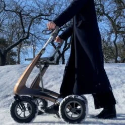 ByACRE Rollator Carbon Overland Metallic-bronze, All-Terrain-Rollator (Outdoor + Indoor) Mit Luftreifen Und Federung, Nur 6,7kg, Bis 150kg, Neue Version Ab Ende April 2023, Inkl. Tasche -Coloplast Verkaufsgeschäft carbonoverlandrollator 08