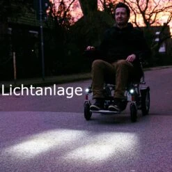 Ergoflix LX+, Elektrischer, Faltbarer Rollstuhl (LX-plus) Ergoflix XL Bis 160kg, SB 53, Mit Großen 12.5"-Rädern, Inkl. Sitzkissen 10cm, Inkl. 2x Akku, Lichtanlage -Coloplast Verkaufsgeschäft ergoflix lx plus Licht