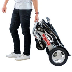 Ergoflix D, Elektrischer, Faltbarer Rollstuhl (D) Ergoflix Dura, Bis 140kg, SB 51, Mit Großen 12"-Rädern, Inkl. Sitzkissen 10cm, Inkl. 4x Akku (Reichweite Bis Zu 44km) -Coloplast Verkaufsgeschäft faltrollstuhl ergoflix L und Lplus 13 1