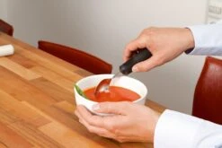 Good Grips Essbesteck 4-teiliges Set (Gabel, Löffel, Teelöffel, Messer) Biegsam, Dicke & Rutschsichere Griffe, Senioren / Handicap Besteck Edelstahl -Coloplast Verkaufsgeschäft good grips loeffel anwendung