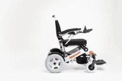 MIETEN = Elektro-Rollstuhl Immer-mobil 140 HMV, 6 Km/h, Faltbar, Leicht, Robust + Alltagstauglich, Inkl. Zwei Akkus Li-Ion Cell Für Mehr Reichweite, Vollgummireifen Pannensicher, Bis 140kg -Coloplast Verkaufsgeschäft help24 immermobil move composite 600x400px 1