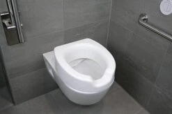 HYTO MED Toilettensitzerhöhung 12cm, Ohne Deckel, Komplett Inkl. Edelstahlscharnier Zur Sicheren Montage, Sitz Für Reinigung Hochschwenkbar Oder Komplett Abnehmbar, Bis 140kg 9 HYTO MED Toilettensitzerhöhung 12cm, Ohne Deckel, Komplett Inkl. Edelstahlscharnier Zur Sicheren Montage, Sitz Für Reinigung Hochschwenkbar Oder Komplett Abnehmbar, Bis 140kg -Coloplast Verkaufsgeschäft hyto med sitz pflege 1