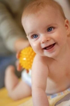 SISSEL® Spiky-Ball (2er-Set) 8 Cm Gelb, 9 Cm Rot,10 Cm Blau 19 SISSEL® Spiky-Ball (2er-Set) 8 Cm Gelb, 9 Cm Rot,10 Cm Blau -Coloplast Verkaufsgeschäft igelball anw baby 2