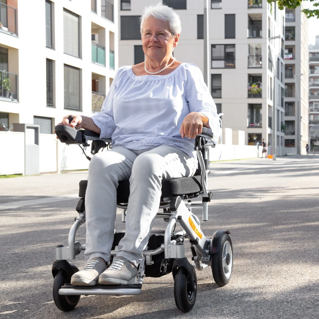 Elektro-Rollstuhl Immer-mobil 145DE Teilbar, HMV, 6 Km/h, Faltbar, Leicht, Robust + Alltagstauglich, Inkl. Zwei Akkus Li-Ion Cell Für Mehr Reichweite, Luftbereifung Schwarz, Bis 140kg 4 Elektro-Rollstuhl Immer-mobil 145DE Teilbar, HMV, 6 Km/h, Faltbar, Leicht, Robust + Alltagstauglich, Inkl. Zwei Akkus Li-Ion Cell Für Mehr Reichweite, Luftbereifung Schwarz, Bis 140kg – Bild 2