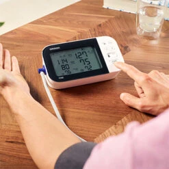 Omron M500 Intelli IT (neu) Oberarm Blutdruckmessgerät, IntelliWrap Manschette (22-42cm) Speicher 2x100 + Gastmodus, Klinisch Validiert (auch Bei Diabetikern & Schwangeren) -Coloplast Verkaufsgeschäft m500n21