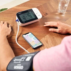 Omron M500 Intelli IT (neu) Oberarm Blutdruckmessgerät, IntelliWrap Manschette (22-42cm) Speicher 2x100 + Gastmodus, Klinisch Validiert (auch Bei Diabetikern & Schwangeren) -Coloplast Verkaufsgeschäft m500n23