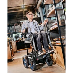 Meyra ICHAIR MEYLIFE 1.650 Elektro-Rollstuhl, Biomechanische-Version: Inkl. Elektr. Sitzlift Und Elektr. Kantelung, Inkl. Batterien Und Ladegerät, Inkl. Beinstützen, Neu Ab 2022 -Coloplast Verkaufsgeschäft meylife 05