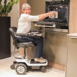 Meyra Micro 1.064 UP Mit Sitzlift, Kompakter Elektrorollstuhl, Das Elektrische Raumwunder, 6 Km/h, Mit Standard Blei-Akku -Coloplast Verkaufsgeschäft meyra up anwendung01