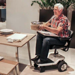 Meyra Micro 1.064 UP Mit Sitzlift, Kompakter Elektrorollstuhl, Das Elektrische Raumwunder, 6 Km/h, Mit Standard Blei-Akku -Coloplast Verkaufsgeschäft meyra up anwendung02